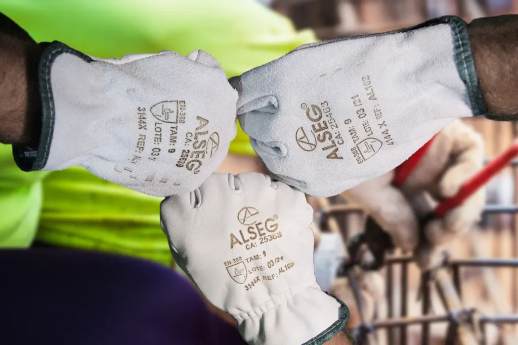 A importância do uso de luvas como EPIs: proteção essencial para as mãos no ambiente de trabalho